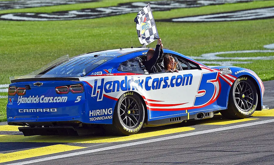 Der Nascar Chevrolet Camaro (2024) fahrend von schräg hinten