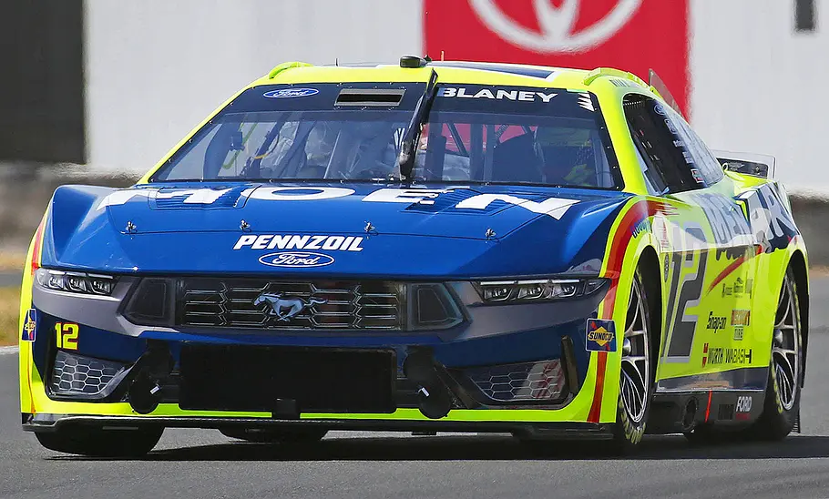 Der Nascar Ford Mustang (2024) fahrend von vorne