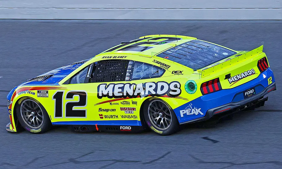 Der Nascar Ford Mustang (2024) fahrend von schräg hinten