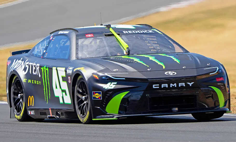 Der Nascar Toyota Camry (2024) fahrend von schräg vorne