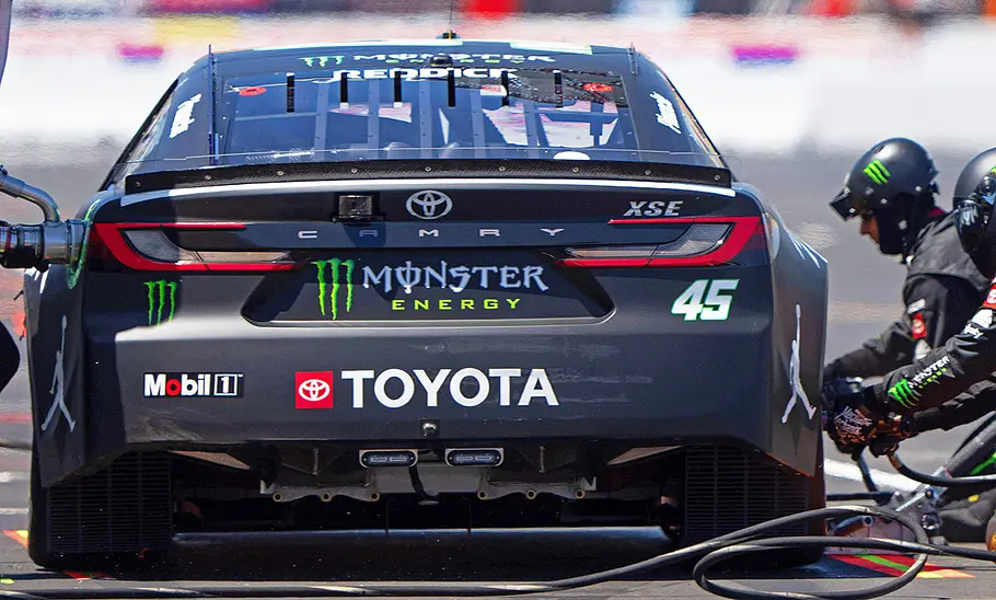 Der Nascar Toyota Camry (2024) stehend von hinten