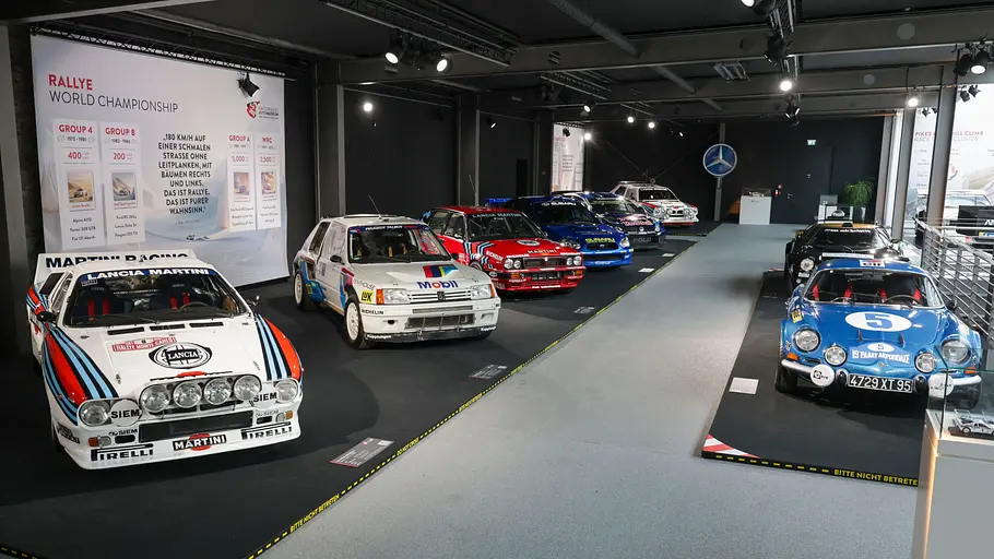 Nationales Automuseum Sonderausstellung Rallye-Legenden Rallye-Autos statisch von schräg vorne fotografiert.