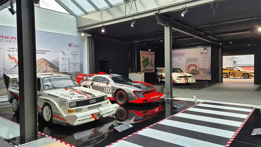 Nationales Automuseum Sonderausstellung Rallye-Legenden Rallye-Autos statisch von schräg vorne fotografiert.