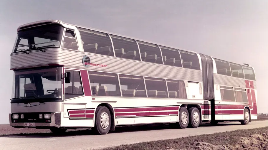 Der Neoplan Jumbocruiser stehend von schräg vorne.