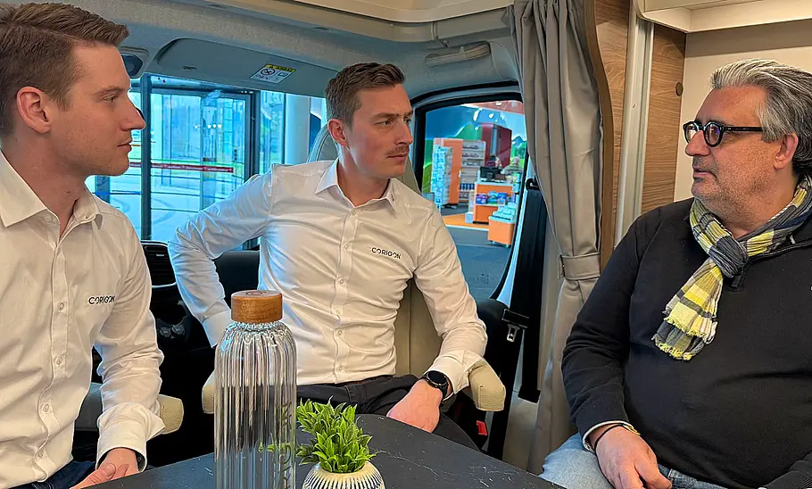 Neue Hymer-Marke Corigon Das Bild zeigt Philipp Lahl (Head of Marketing, Mitte) und Laurin Rittner (Teamleiter Vertrieb, Links) im Interview mit Autor Christian Steiger (Rechts) in einem Corigon-Wohnmobil.