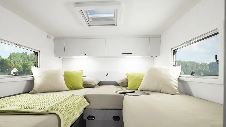 Etrusco V6.8 SCF Die Innenaufnahme zeigt das Heckschlafzimmer im Etrusco V6.8 SCF mit zwei Einzelbetten.