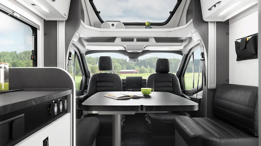 Etrusco V6.8 SCF Die Innenaufnahme zeigt Cockpit und Sitzgruppe im Etrusco V6.8 SCF von hinten aufgenommen
