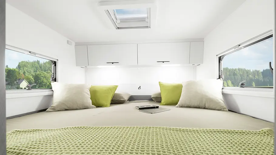 Etrusco V6.8 SCF Die Innenaufnahme zeigt das Heckschlafzimmer im Etrusco V6.8 SCF mit zwei durch ein Mittelteil verbundenen Einzelbetten.