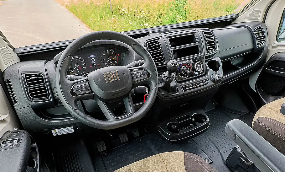 Das Bild zeigt das Cockpit des Forster Flip V 599 VB5 (2024).