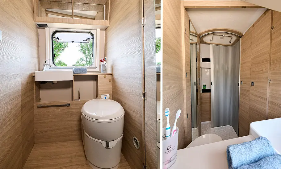 Das Bild zeigt das Badezimmer des Forster Flip V 599 VB5 (2024). Links ist das WC mit Blick in Richtung Seitenwand zu sehen. Rechts ist die Raumbaderweiterung mit Blick in Richtung Badezimmertüre zu sehen.