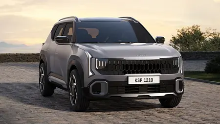 Kia Seltos Der Kia Seltos GT-Line steht auf einem gepflasterten Weg, von vorne rechts fotografiert.
