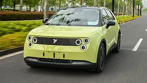 Der Nio Firefly (2025) fahrend von schräg vorne fotografiert. - Foto: Nio Der Nio Firefly (2025) fahrend von schräg vorne fotografiert. - Foto: Nio