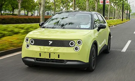 Der Nio Firefly (2025) fahrend von schräg vorne fotografiert.