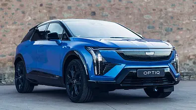 Der Cadillac Optiq (2026) steht schräg vor einer Wand, fotografiert von vorne. - Foto: Cadillac