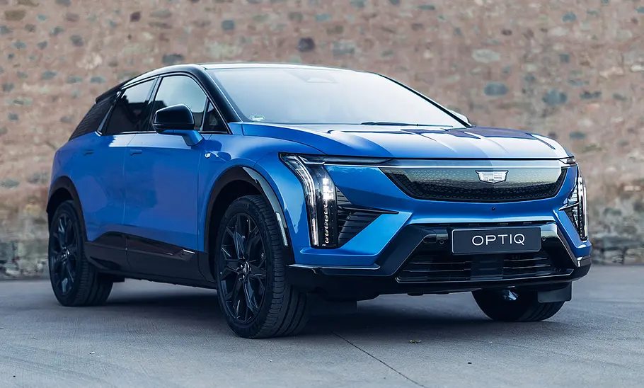Der Cadillac Optiq (2026) steht schräg vor einer Wand, fotografiert von vorne.