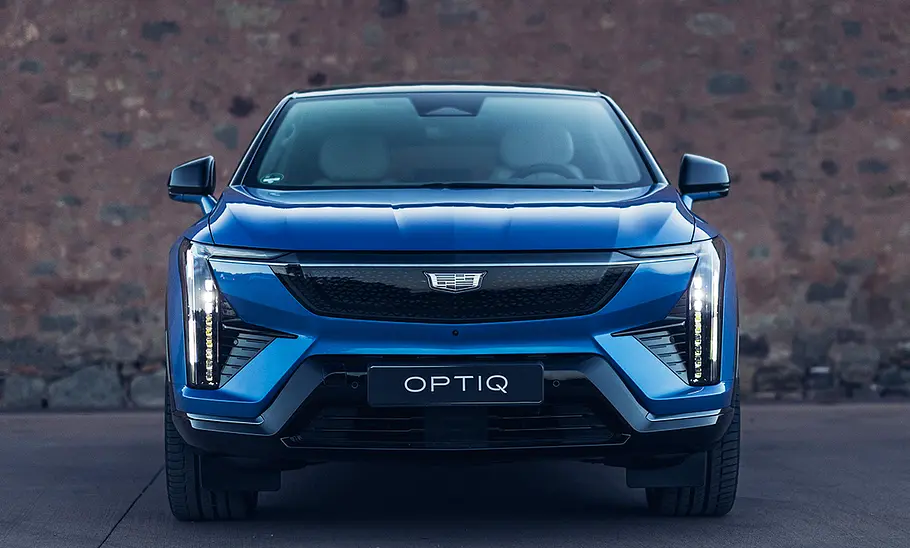 Der Cadillac Optiq (2026) steht vor einer Wand, fotografiert von vorne.
