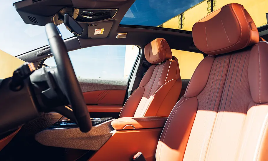 Man sieht die Vordersitze des Cadillac Optiq (2026).