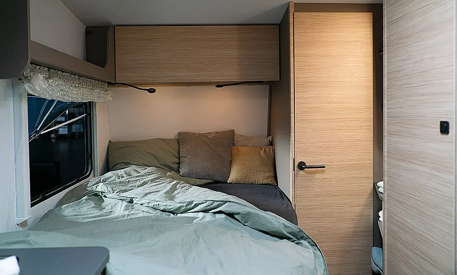 Das Bild zeigt das Bug-Festbett des Next 380 (2025).