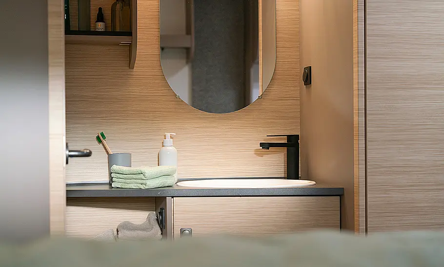 Das Bild zeigt den Waschtisch vor dem Toilettenraum des Next 380 (2025).