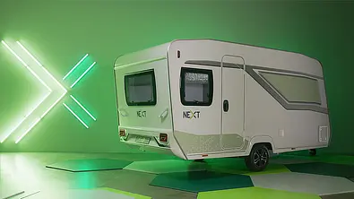 Das Bild zeigt den Next 380 (2025) stehend von schräg hinten rechts fotografiert. - Foto: Fendt-Caravan