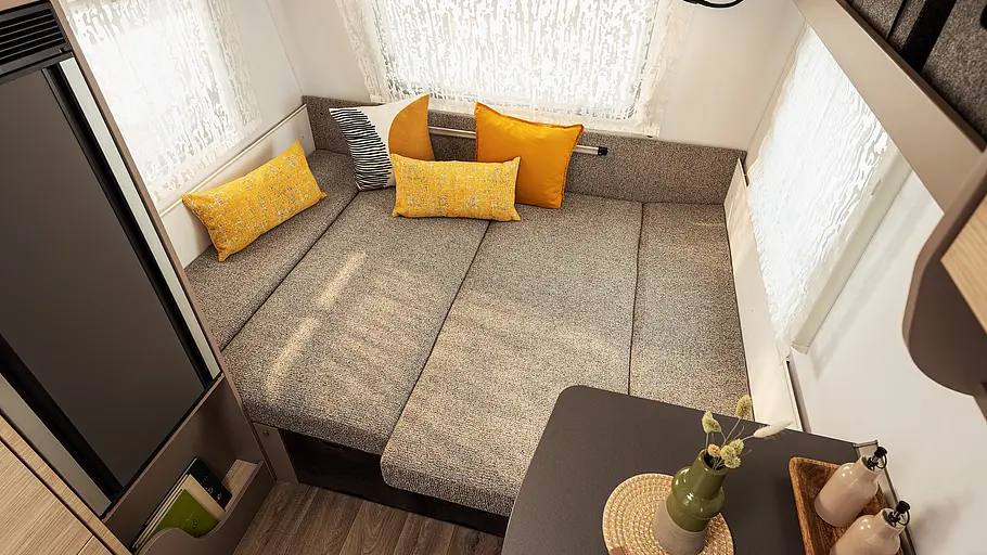 Next 381 Die Sitzgruppe im Bug des Next 381 im Umbau zum Doppelbett.