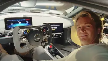 Rosbergs AMG One; Nico Rosberg sitzt im Innenraum eines Hypercars - Foto: Nico Rosberg (YouTube)