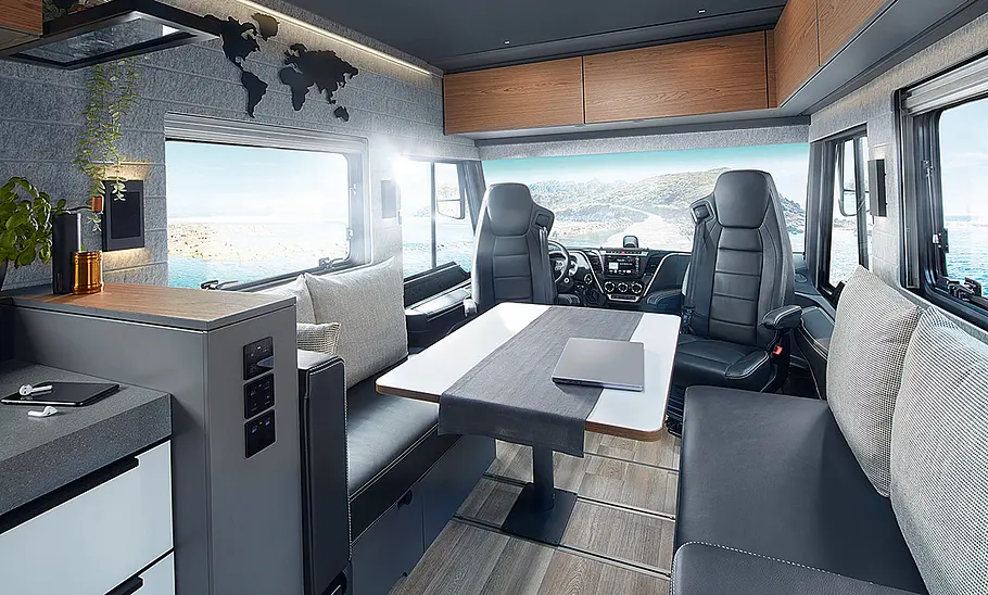 Niesmann + Bischoff Flair (2024) Blick auf die Sitzgruppe samt Cockpit des Niesmann + Bischoff Flair (2024).