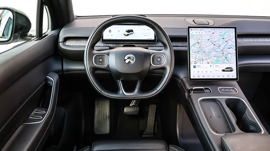 Das schwarze Cockpit des Nio EL6 hat ein Lenkrad, digitale Instrumente und einen großen Hochkant-Touchscreen mit Kartenansicht.