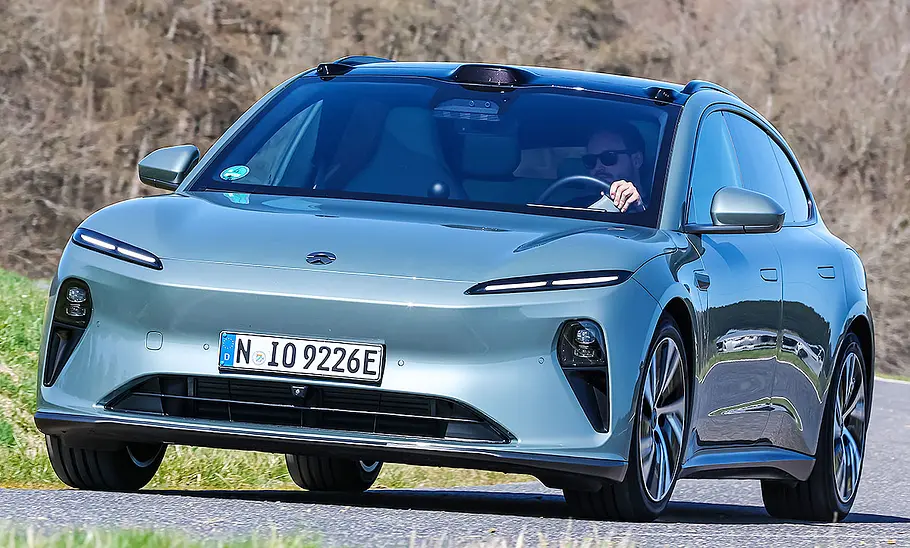 Der Nio ET5 Touring Long Range fahrend von schräg vorne fotografiert.