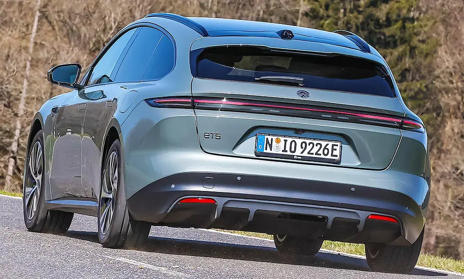Der Nio ET5 Touring Long Range fahrend von schräg hinten fotografiert.