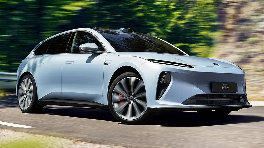 Nio ET5 Touring Nio ET5 Touring fahrend von vorne rechts fotografiert.