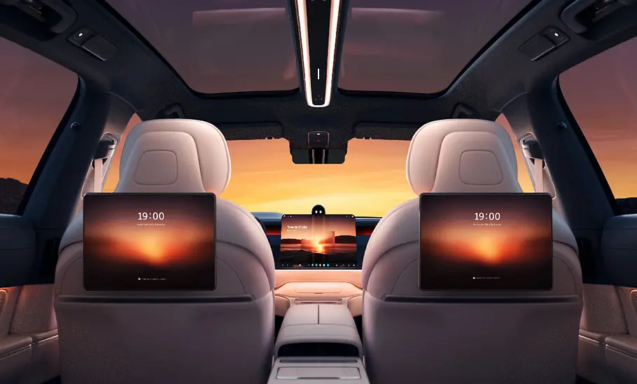 Ein Blick aus dem Fond an die mit Bildschirmen bestückten Rückenlehnen der vorderen Sitze des Nio ET9 (2025).