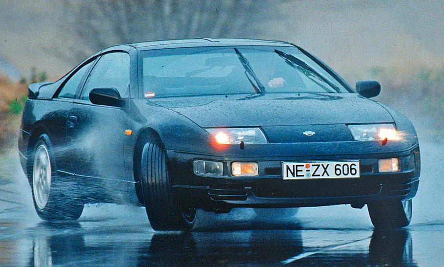 Der Nissan 300ZX fahrend von schräg vorne fotografiert.