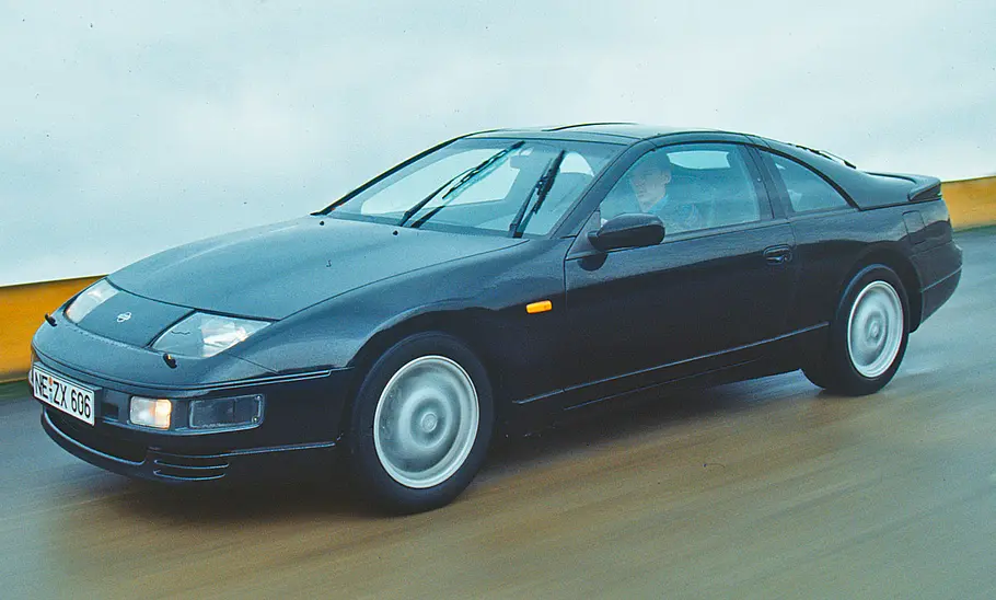 Nissan 300ZX Der Nissan 300ZX fahrend von der Seite fotografiert.