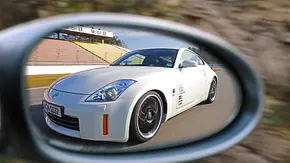 Die Nissan 350Z Racing Edition (2008) fahrend im Rückspiegel - Foto: Jürgen Gassebner