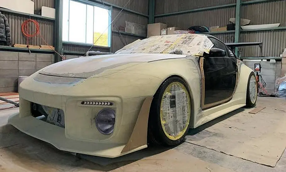 Blick von vorne schräg auf den 350Z Slantnose, der sich im Aufbau befindet.