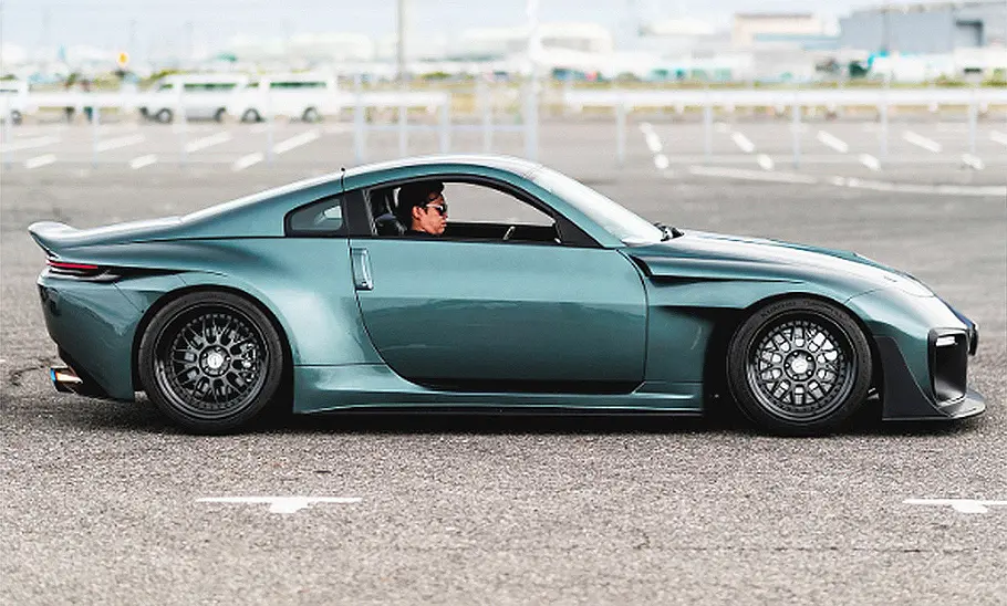 Blick von der Seite auf den 350Z Slantnose. Eine Person sitzt hinter dem Steuer.