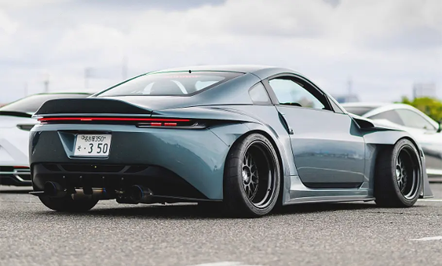 Blick von schräg hinten auf das Heck des 350Z Slantnose.