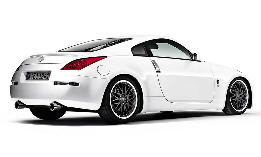 Vor weißem Hintergrund steht ein weißer Nissan 350Z, die Ansicht ist von schräg hinten.