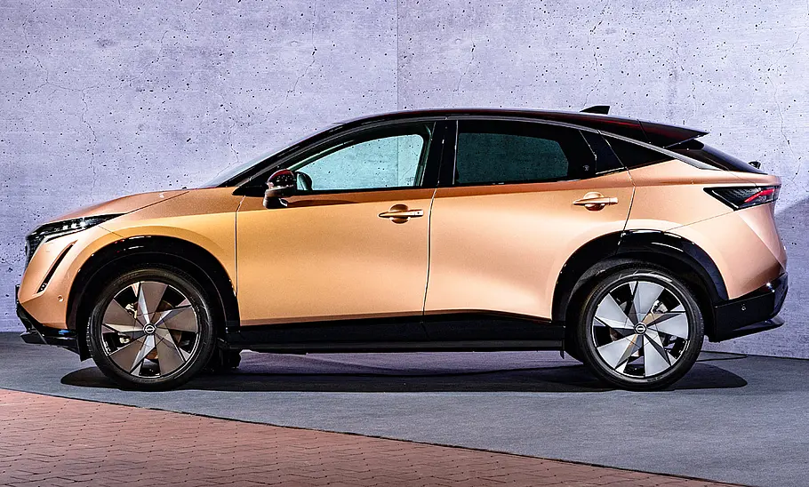 Nissan Ariya (2022) Nissan Ariya (2022); Blick von der Seite auf das stehende SUV.