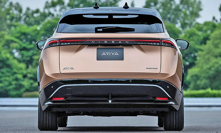 Nissan Ariya (2022) Nissan Ariya (2022); Blick von hinten auf das stehende SUV.