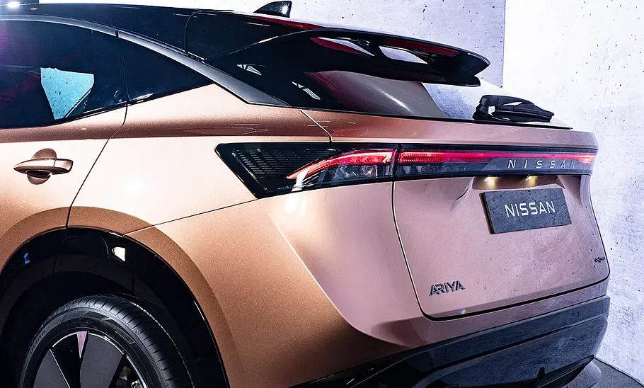 Nissan Ariya (2022) Nissan Ariya (2022); Blick von hinten auf die Heckklappe des stehenden SUV.