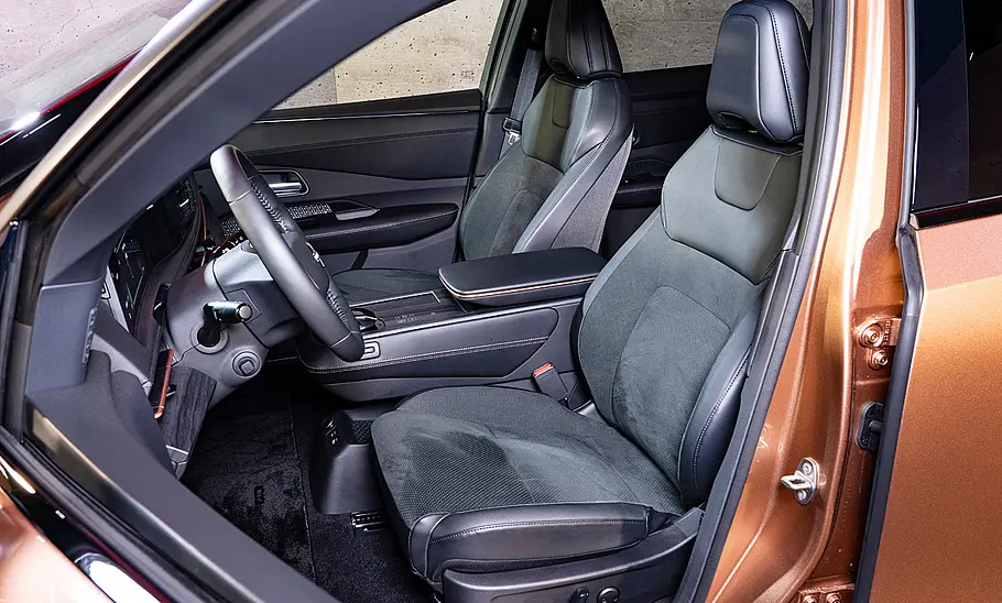 Nissan Ariya (2022) Nissan Ariya (2022); Blick in den Innenraum eines Autos.