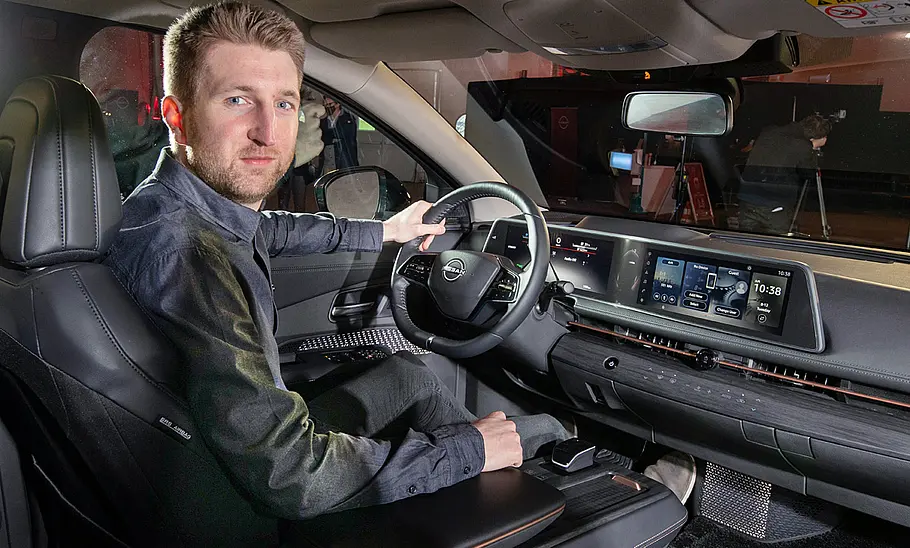 Nissan Ariya (2022) Nissan Ariya (2022); Blick in den Innenraum eines Autos mit AUTO ZEITUNG-Chefredakteur Alexander Koch.