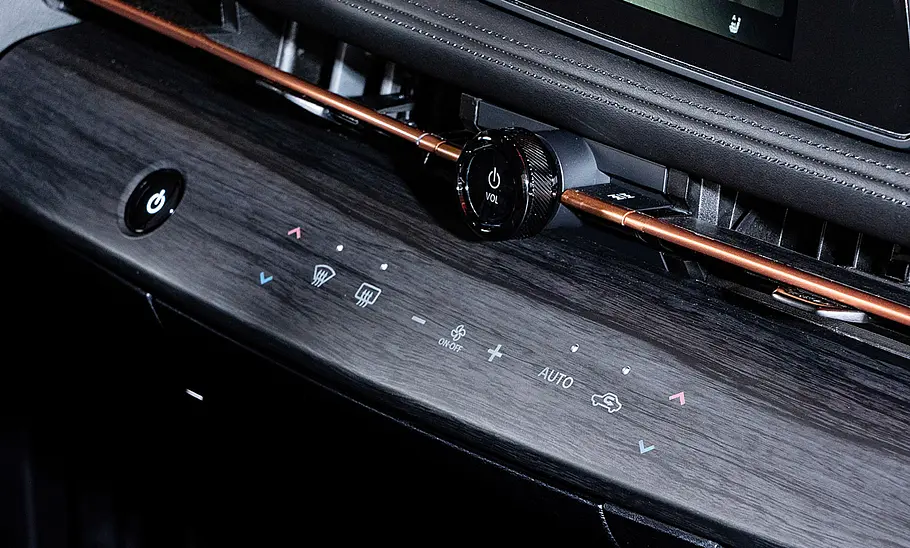 Nissan Ariya (2022) Nissan Ariya (2022); Blick in den Innenraum eines Autos. Detailalsicht der Armaturen.
