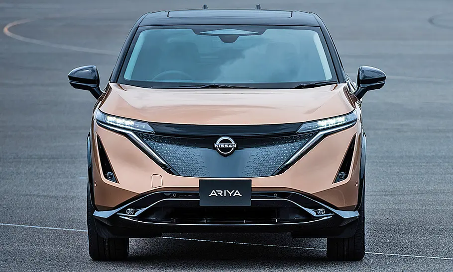Nissan Ariya (2022) Nissan Ariya (2022); Blick von vorne auf das stehende SUV.