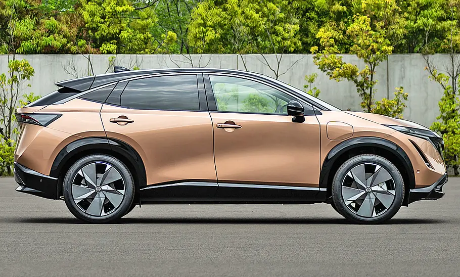 Nissan Ariya (2022) Nissan Ariya (2022); Blick von der Seite auf das stehende SUV.