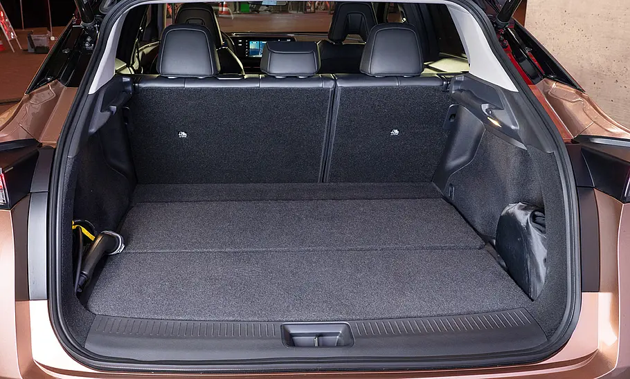 Nissan Ariya (2022) Nissan Ariya (2022); Blick in den Kofferraum eines Autos.