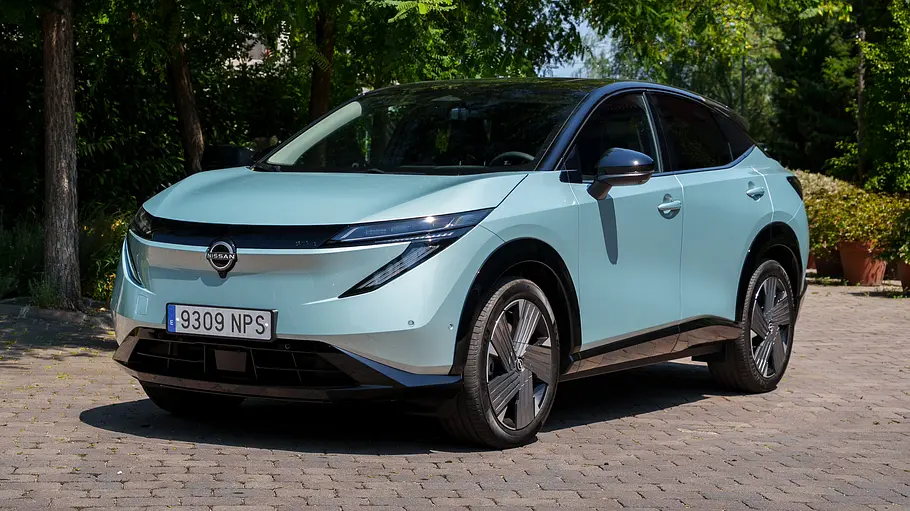 Das Nissan Ariya Facelift (2026) statisch von schräg vorne links.