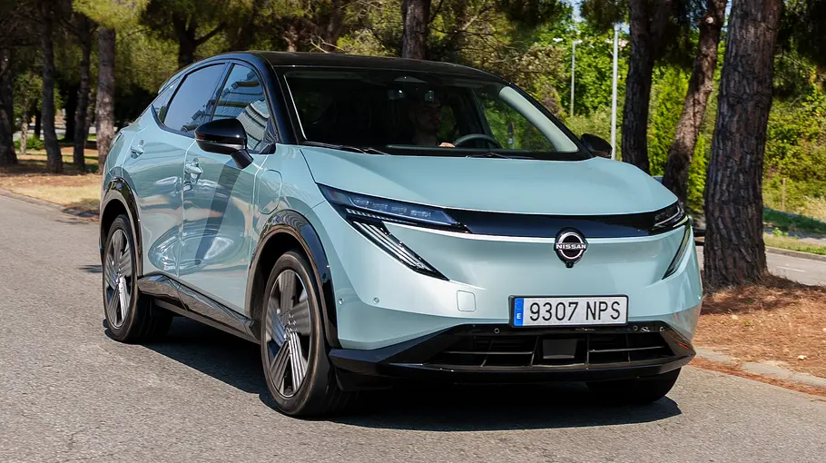 Das Nissan Ariya Facelift (2026) fahrend von schräg vorne rechts.